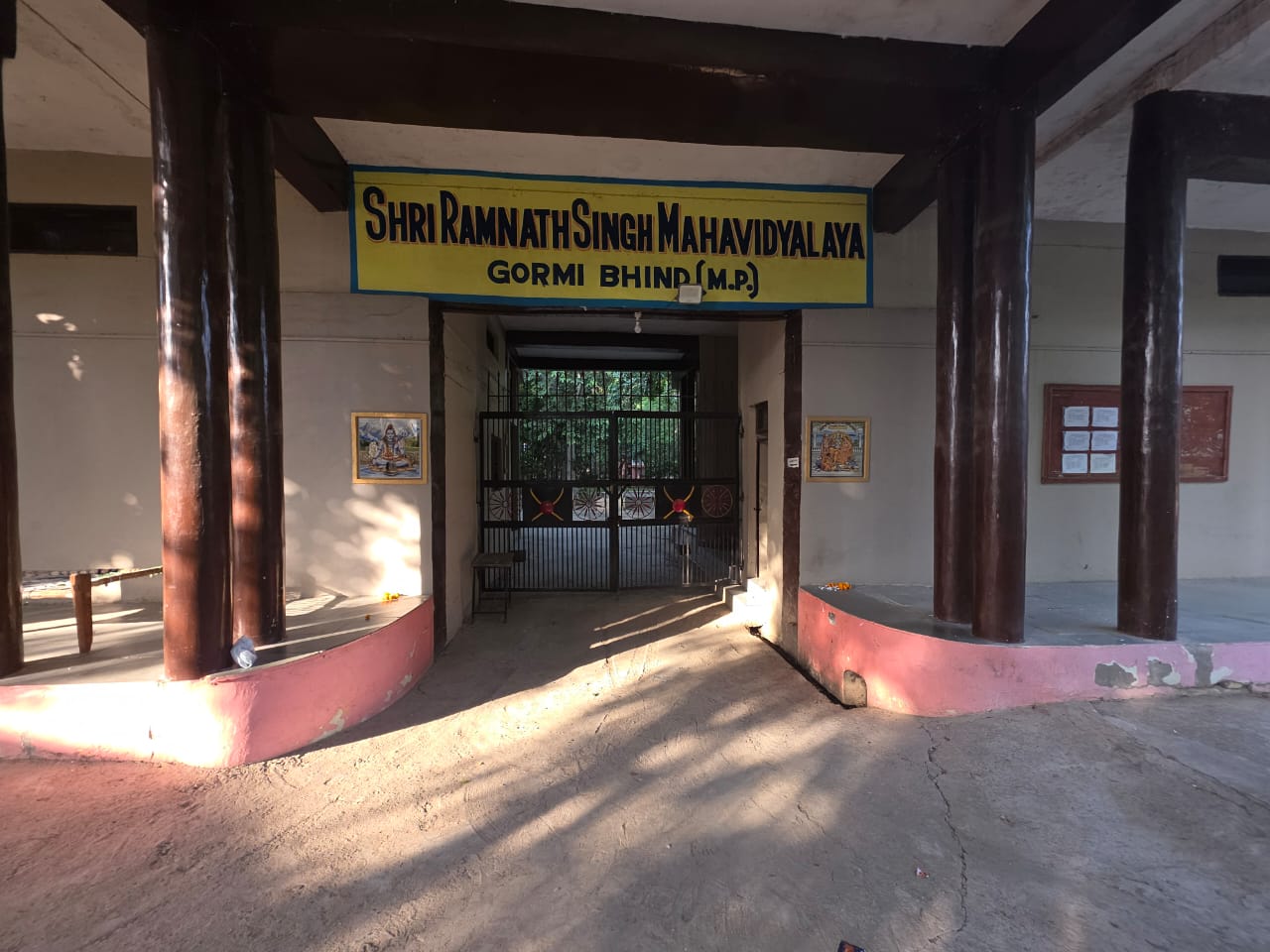 Main entrance of Shri Ramnath Singh Mahavidyalaya
